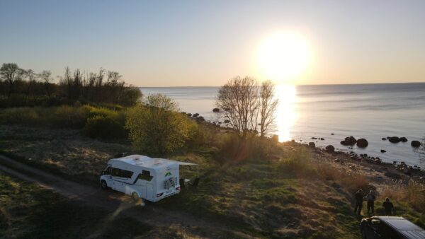 matkaauto adria matrix 670sl mere ääres päikeseloojang drooni pilt memas ou